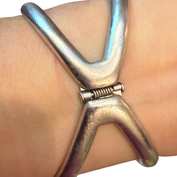 Vintage Trifari Silver Tone Clamper Bracelet Hinged Women Size 7 - Picture 2 of 3